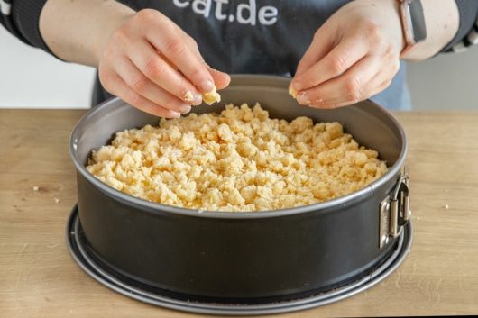 Streusel darüber geben