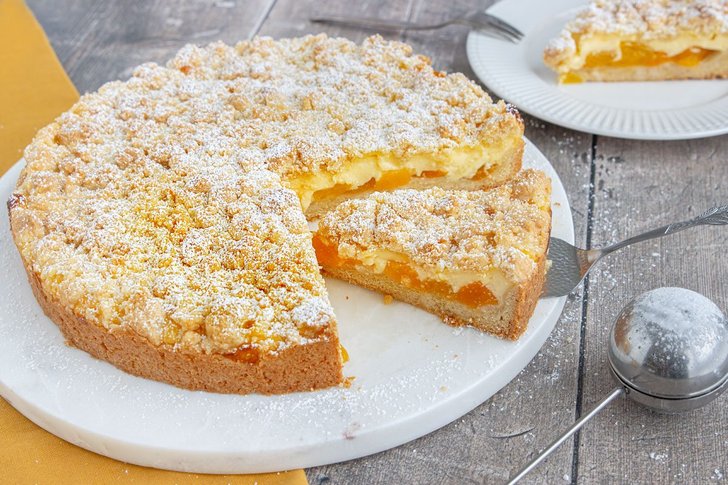 Aprikosenkuchen mit Pudding und Streusel