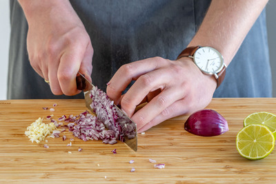 Zwiebel und Knoblauch schneiden