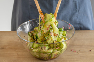Gurkensalat mischen