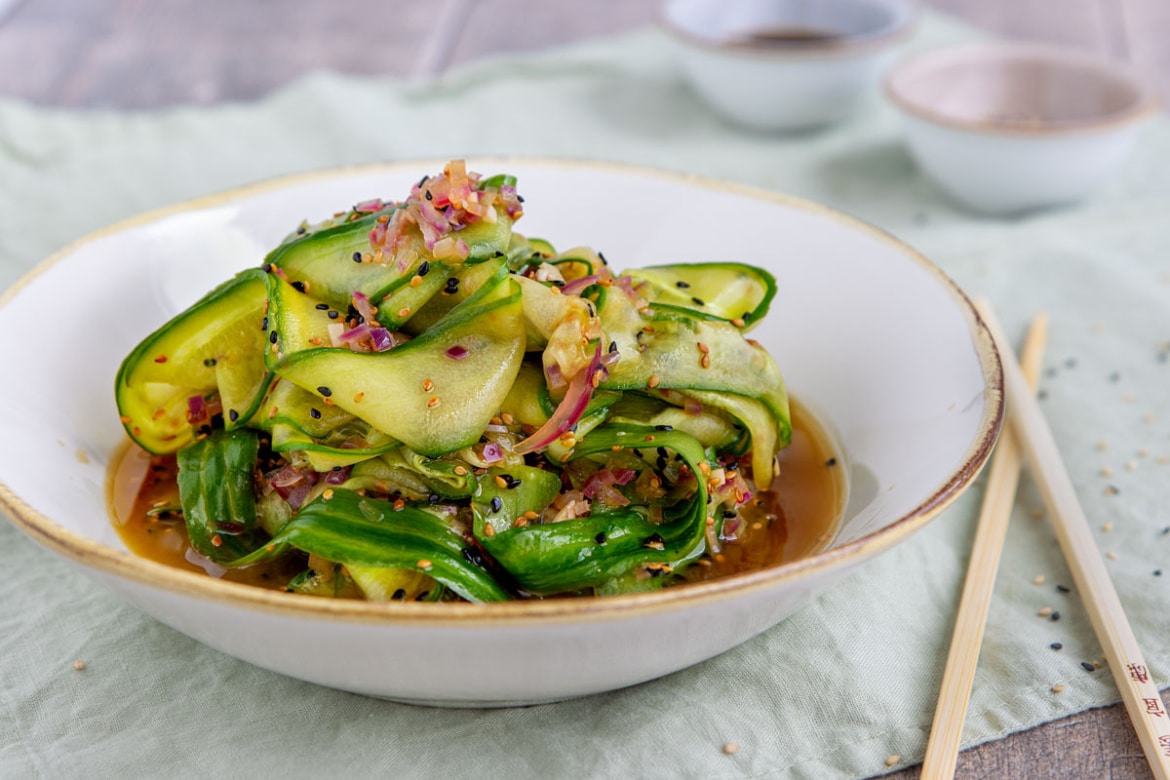 Asiatischer Gurkensalat mit Sesam | Rezept - eat.de