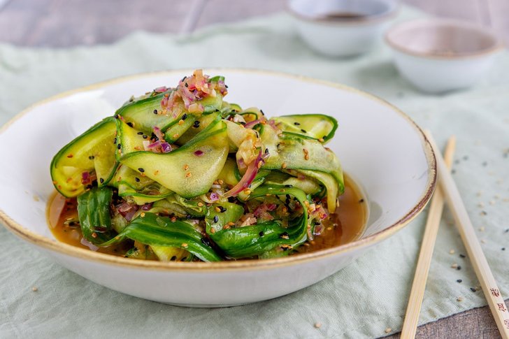 Asiatischer Gurkensalat mit Sesam
