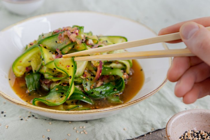 Asiatischer Gurkensalat mit Sesam
