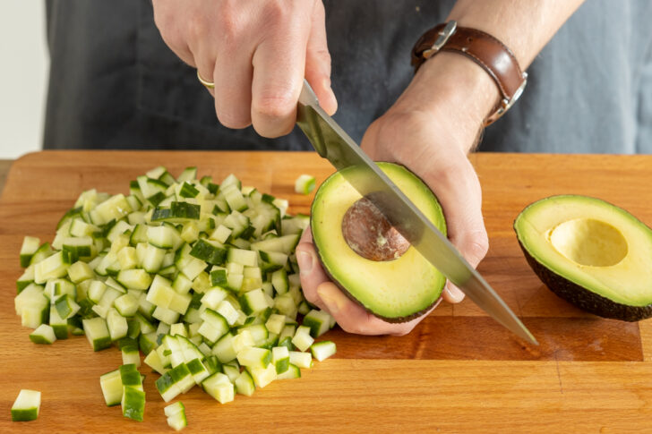Avocado entkernen