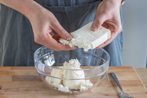 Schafskäse zerkrümeln