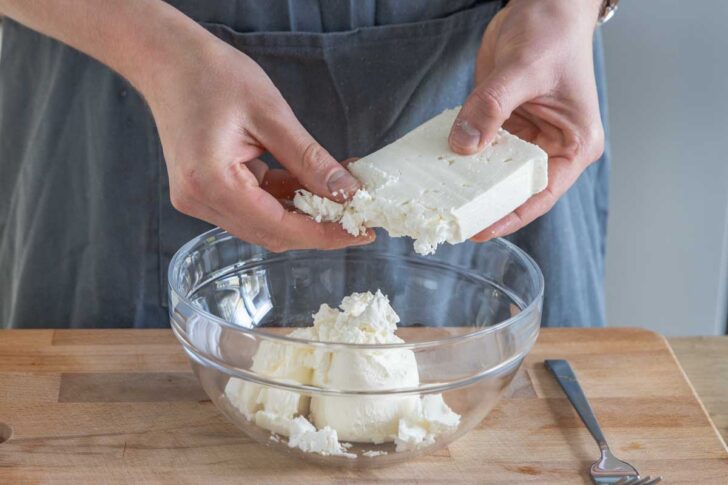 Schafskäse zerkrümeln