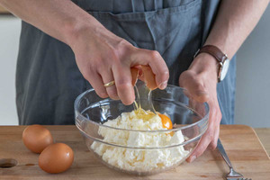 Eier hineinschlagen