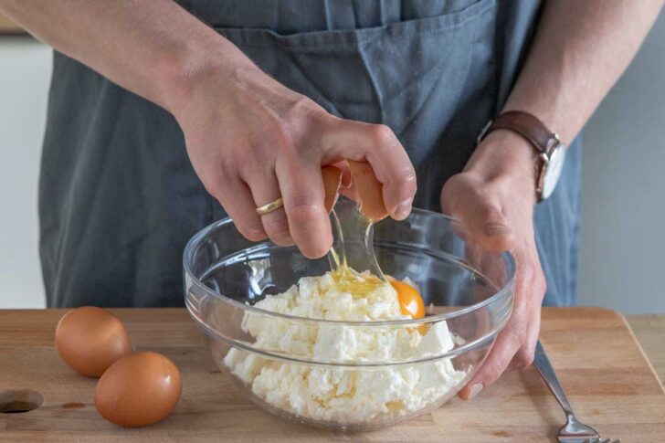 Eier hineinschlagen