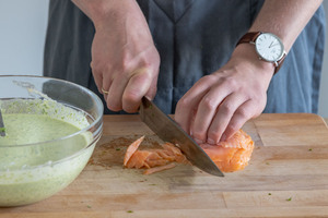 Lachs in Streifen schneiden