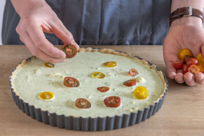 Bärlauchquiche mit Tomaten belegen