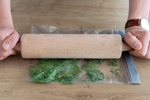 Baslikumzucker mit Nudelholz zerkleinern