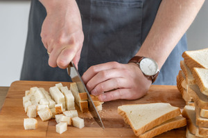 Weißbrot würfeln