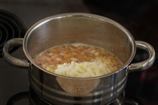 Speck und Zwiebeln anschwitzen