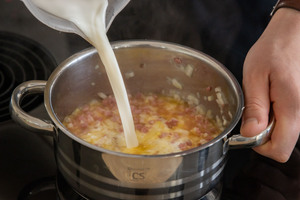 Milch zum Speck gießen