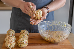 Semmelknödel mit den Händen formen