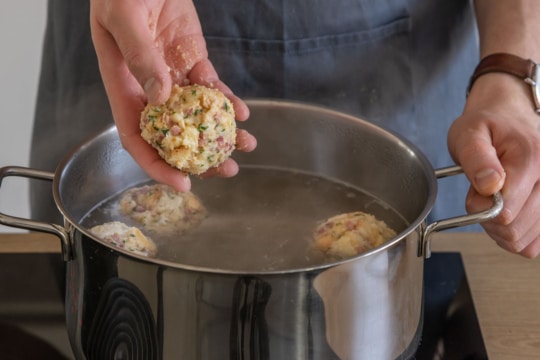 Semmelknödel in Wasser geben