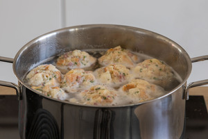 Semmelknödel gar köcheln lassen