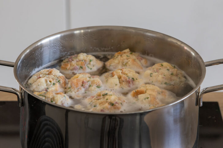 Semmelknödel gar köcheln lassen