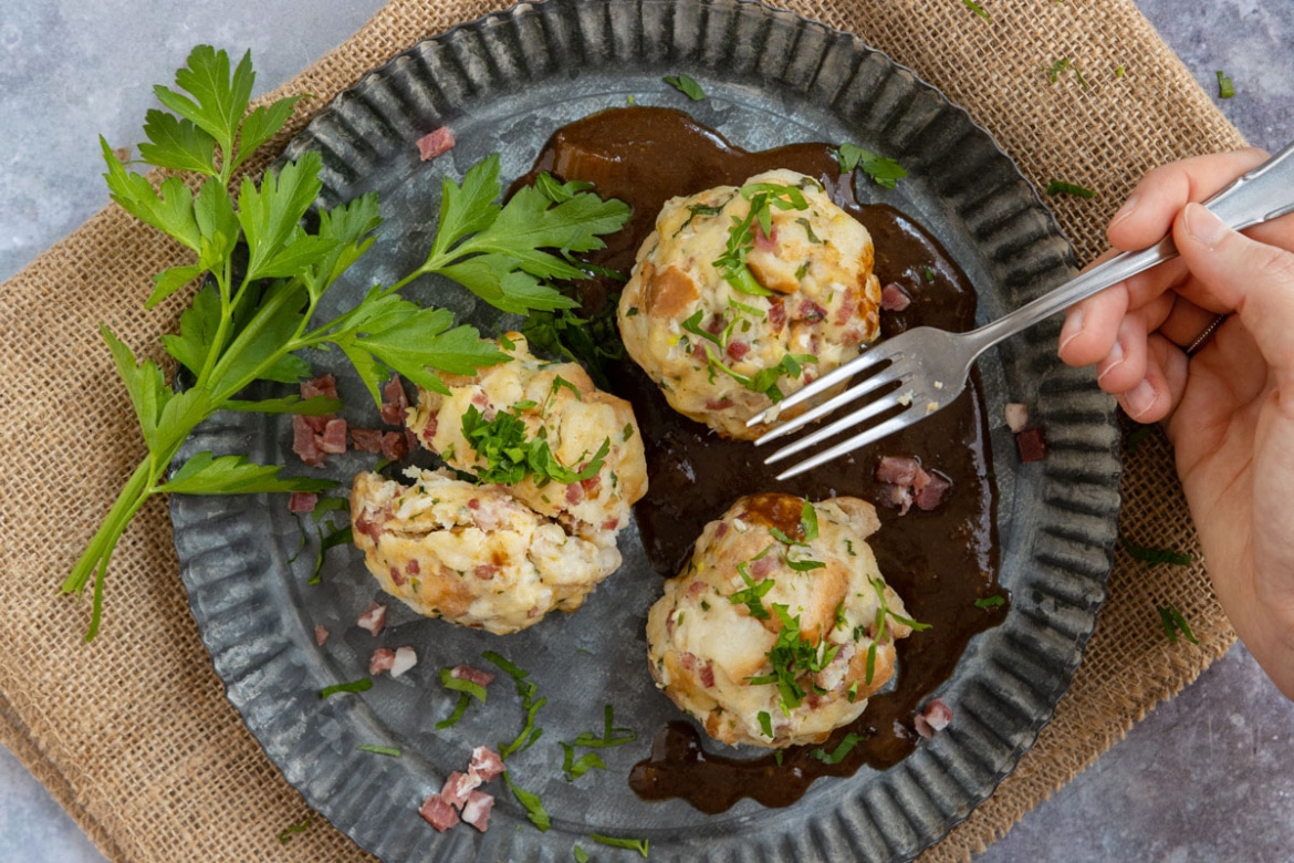 Bayrische Semmelknödel mit Speck | Rezept