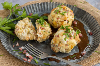 Bayrische Semmelknödel mit Speck