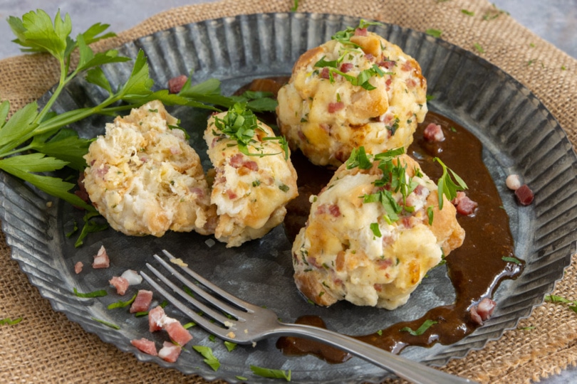 Bayrische Semmelknödel mit Speck