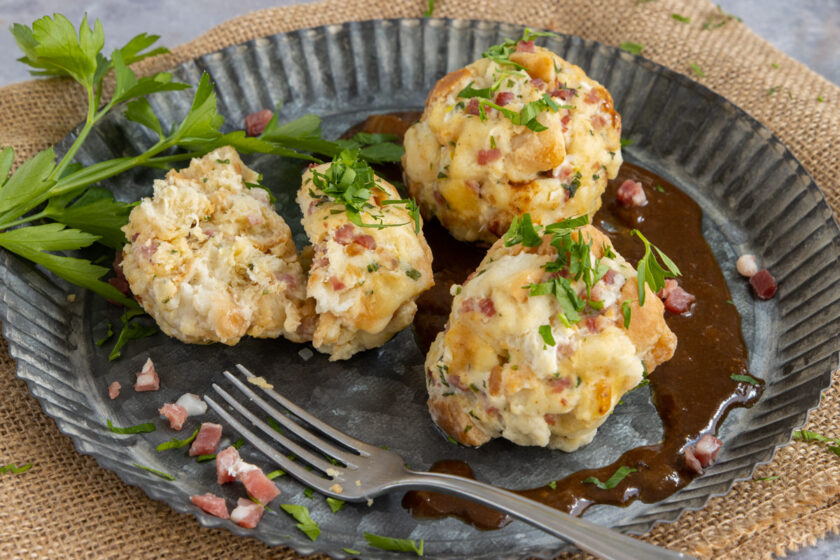 Bayrische Semmelknödel mit Speck