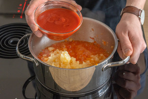 Tomatenmark hinzugeben