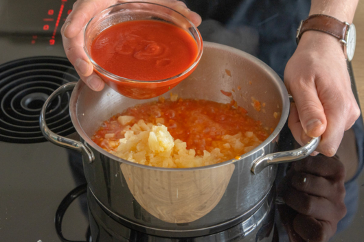 Tomatenmark hinzugeben
