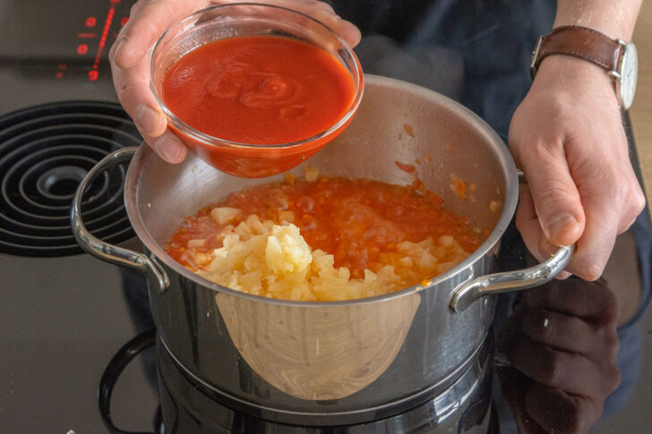 Tomatenmark hinzugeben