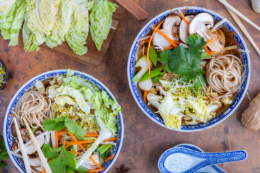Vegane asiatische Chinakohlsuppe mit Reisnudeln
