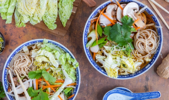Vegane asiatische Chinakohlsuppe mit Reisnudeln