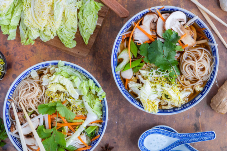 Vegane asiatische Chinakohlsuppe mit Reisnudeln