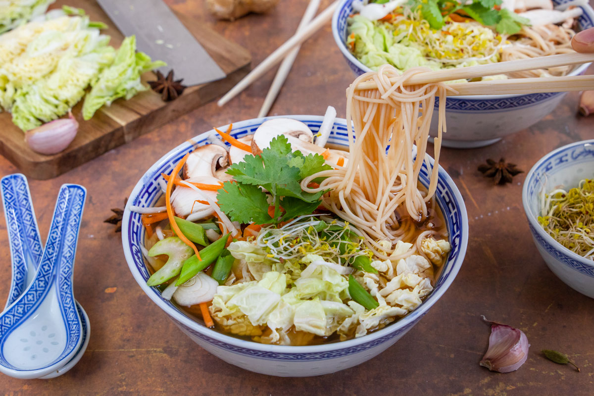 Vegane asiatische Chinakohlsuppe mit Reisnudeln