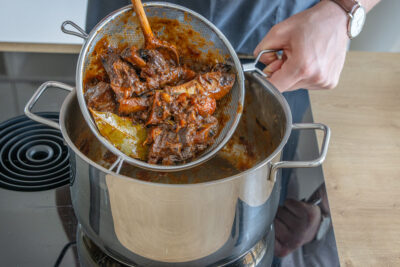 Demi Glace durch Sieb geben