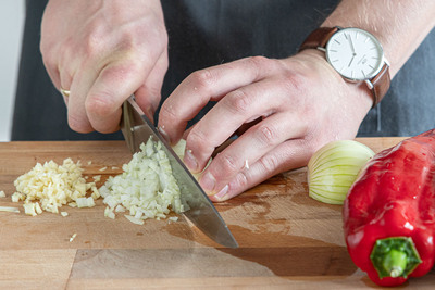 Zwiebel würfeln