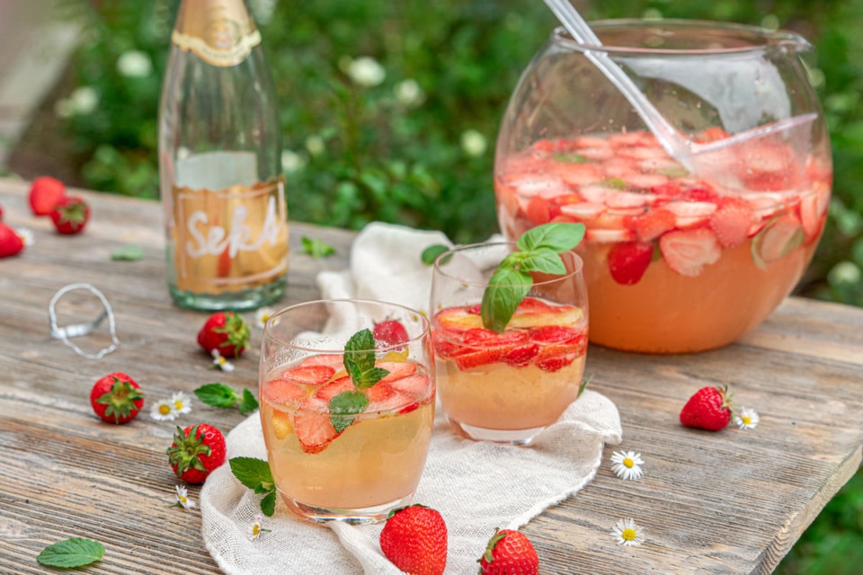 Erdbeerbowle mit Sekt und Wein | Rezept - eat.de
