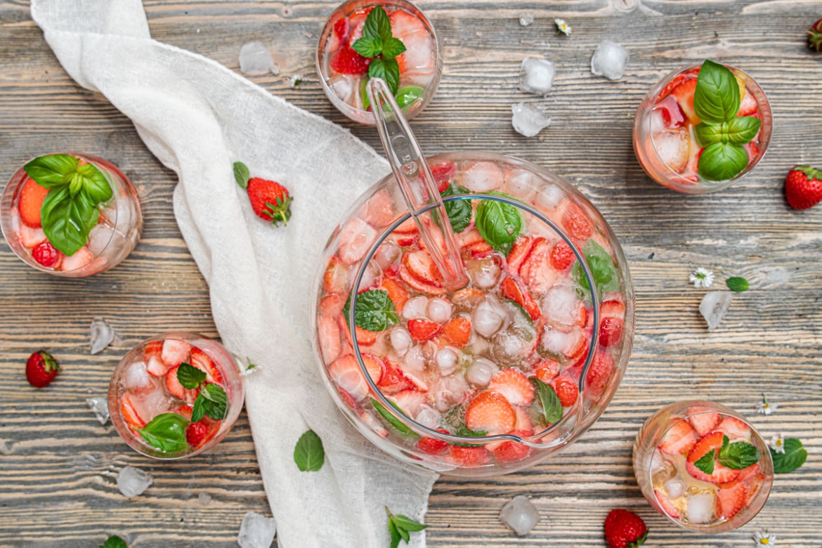Erdbeerbowle mit Sekt und Wein | Rezept - eat.de