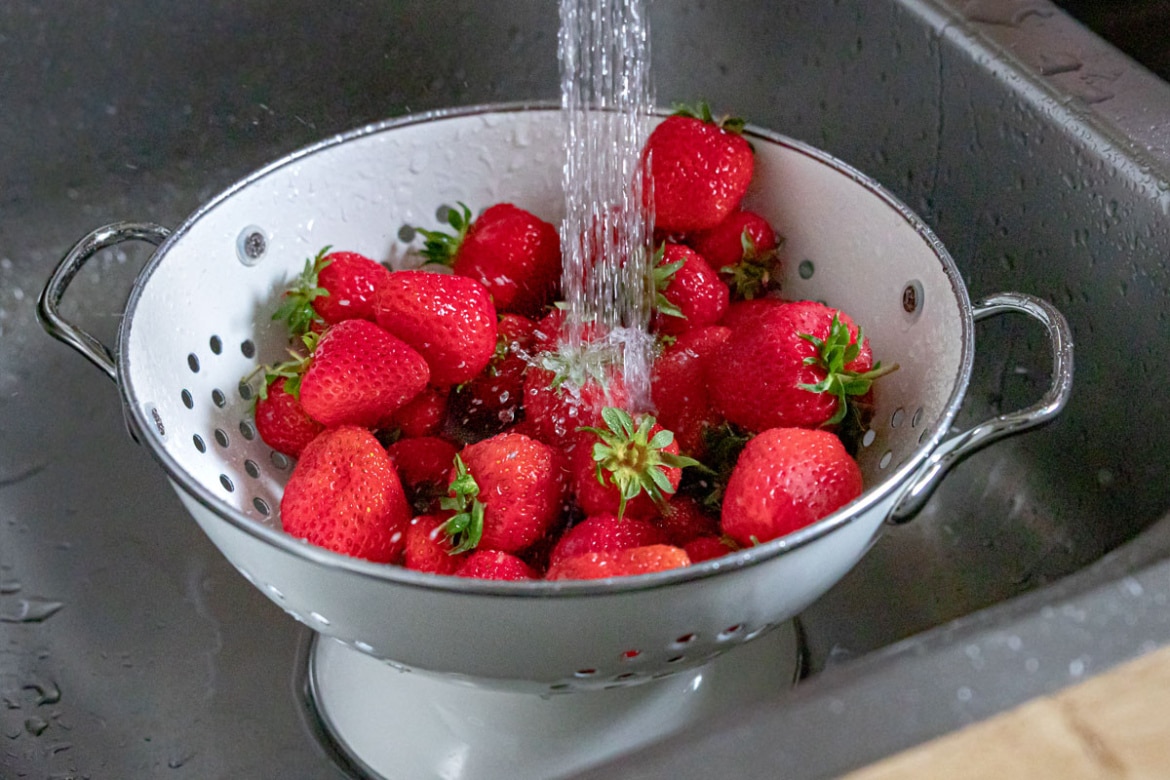 How to: Erdbeeren richtig waschen und putzen - eat.de