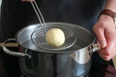 Erdbeerknödel kochen