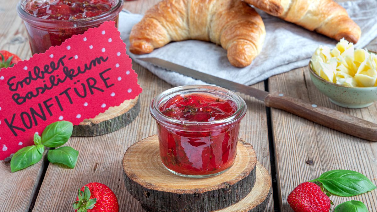 Fruchtige Erdbeerkonfitüre mit Basilikum | Rezept