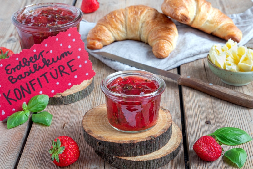 Fruchtige Erdbeerkonfitüre mit Basilikum | Rezept