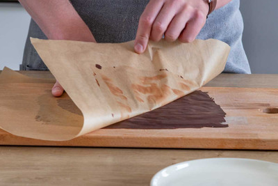 Backpapapier von der Schokolade lösen