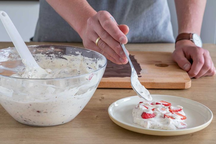 Creme auf Teller schichten