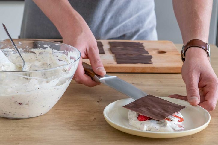 Schokolade auf Creme schichten