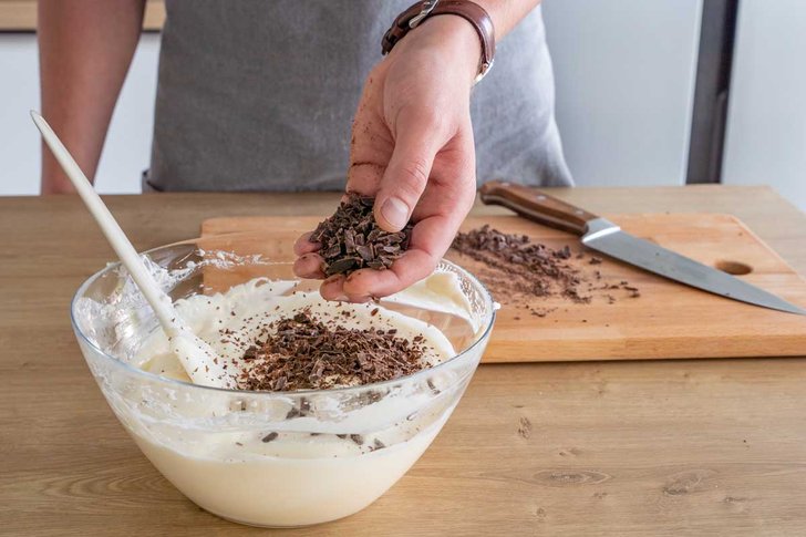 Kuvertüre zur Creme geben