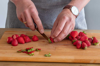 Strunk von Erdbeeren abschneiden