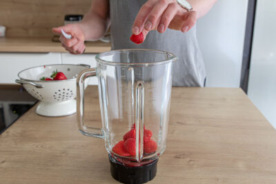 Erdbeeren in den Mixer geben