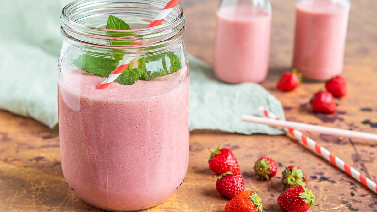 Erdbeershake mit Eis und Buttermilch