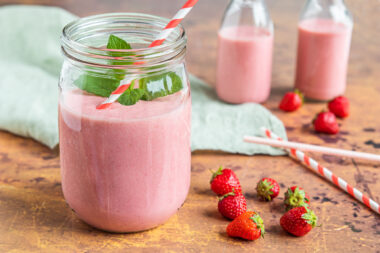 Erdbeershake mit Eis und Buttermilch
