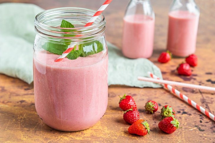 Erdbeershake mit Eis und Buttermilch